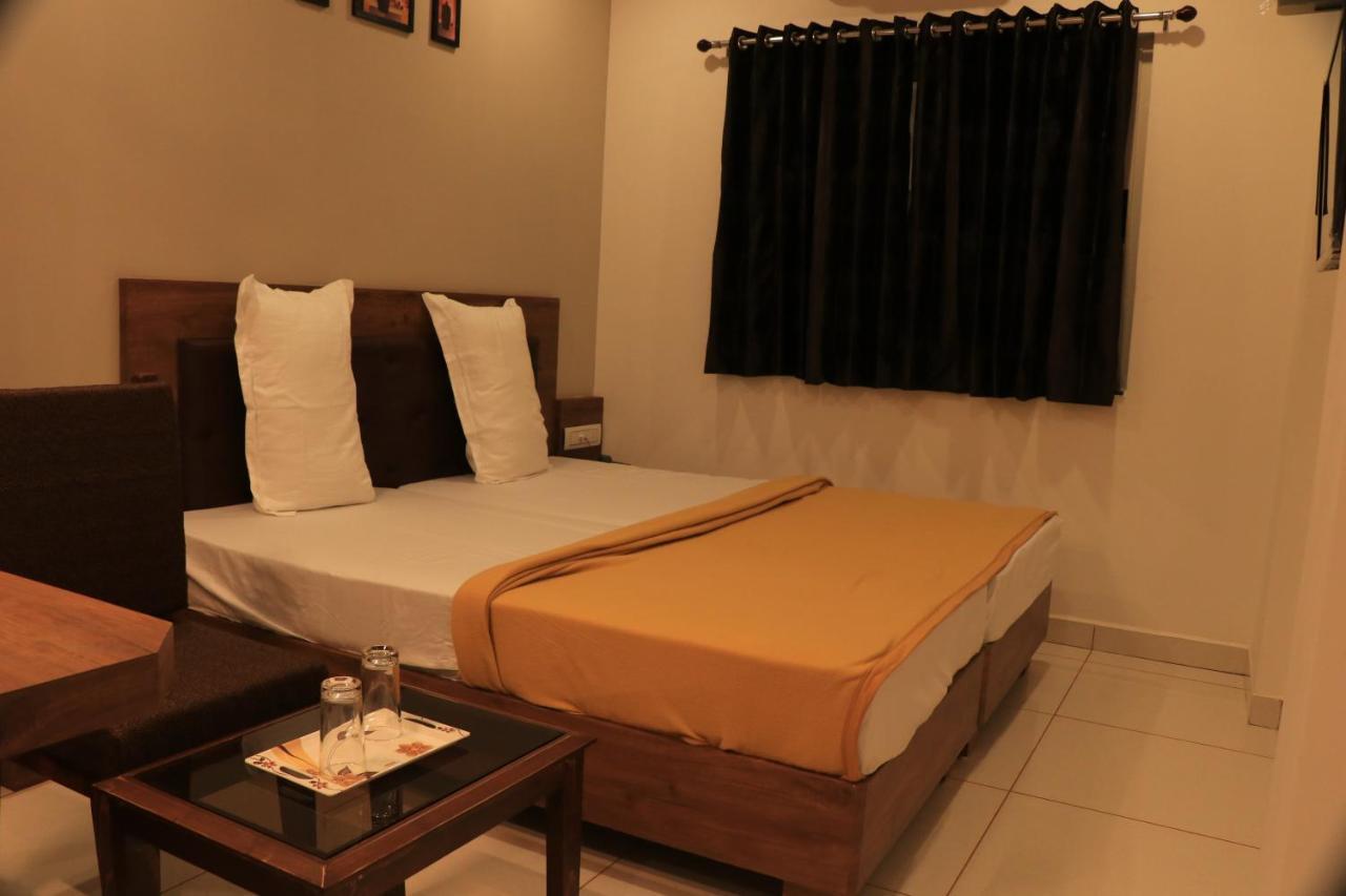 Hotel Viraj Residency Bhuj Exterior photo